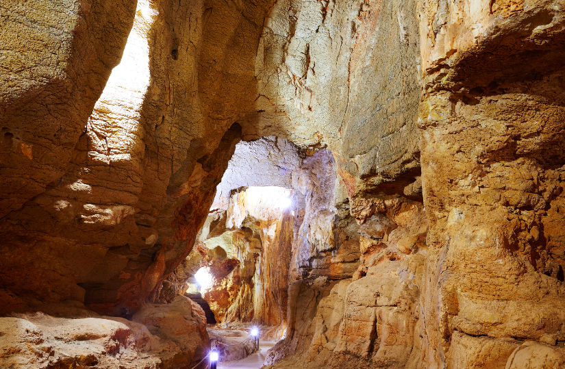 Cueva Calaveras Benidoleig - Foto Lunamarina por Canva