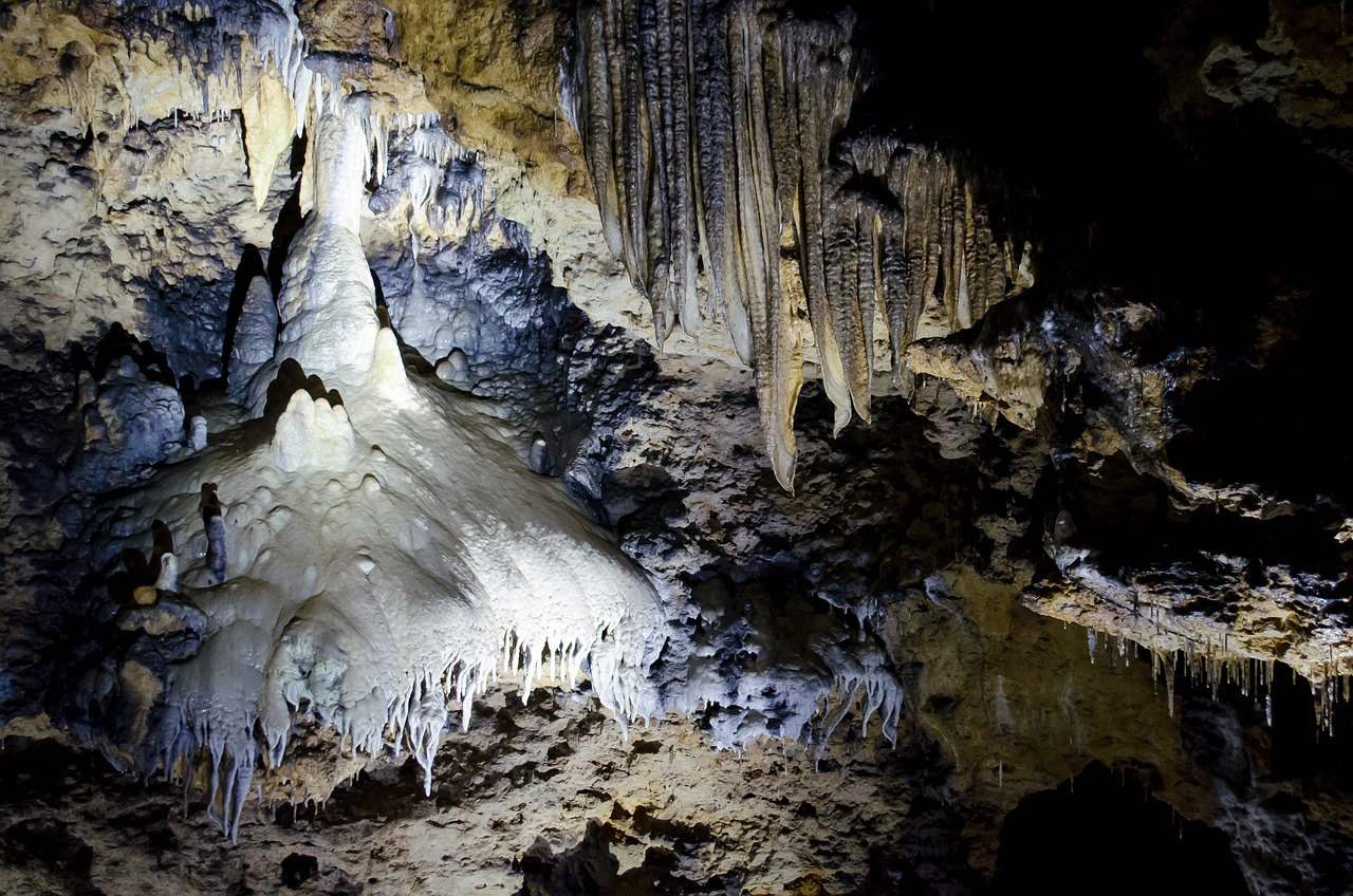 Caves with stalactites and stalagmites - www.experienciascostablanca.com - Foto Pixabay