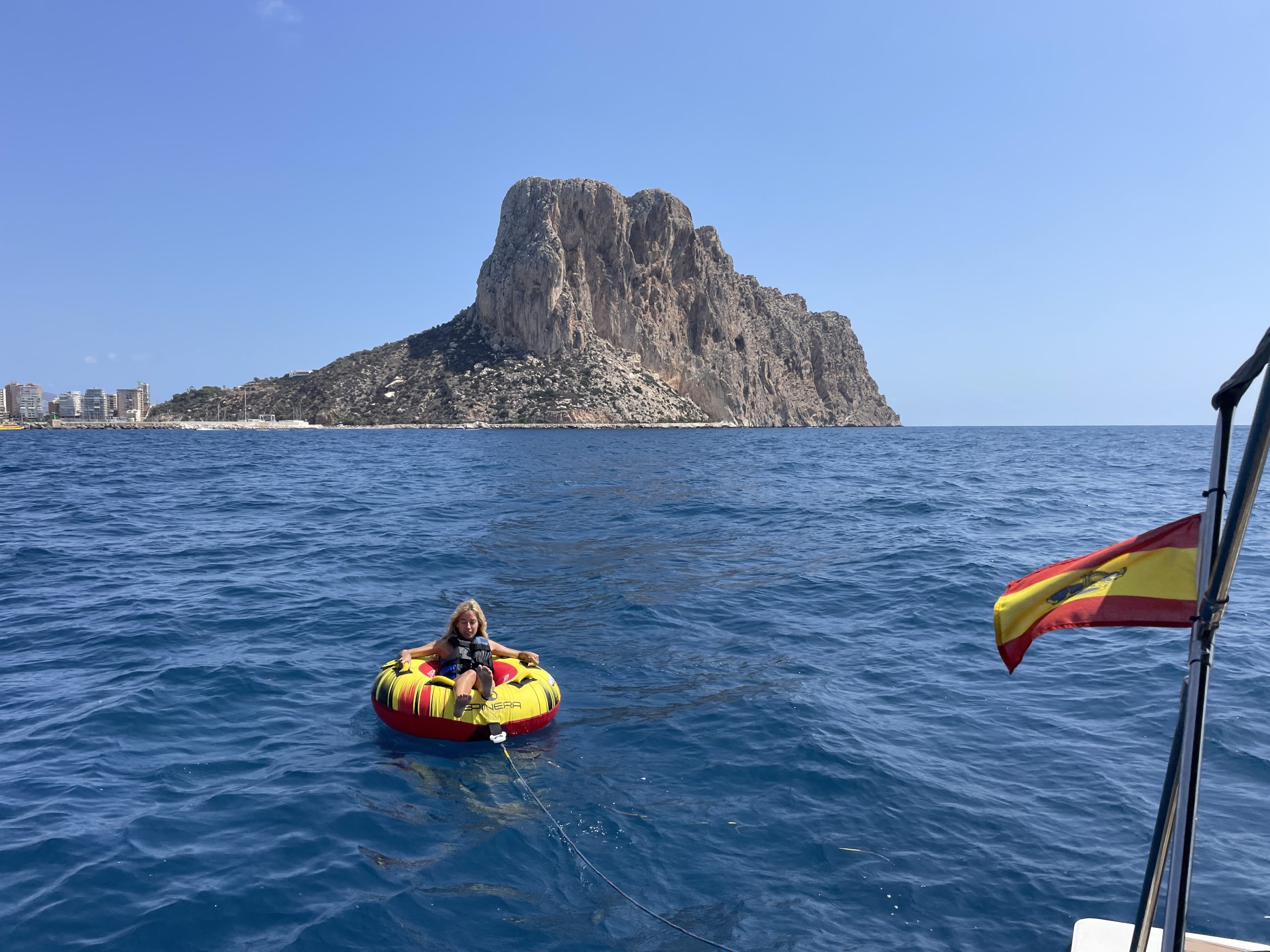 Experiencias en la Costa Blanca - Paseo en Barco privado con Donut por la costa de Altea y Calpe en la Costa Blanca - INFO: ExperienciasCostaBlanca.com