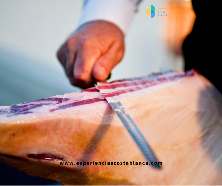 Descubre el Arte del Corte de Jamón: Una Experiencia única en la Costa Blanca - www.experienciascostablanca.com