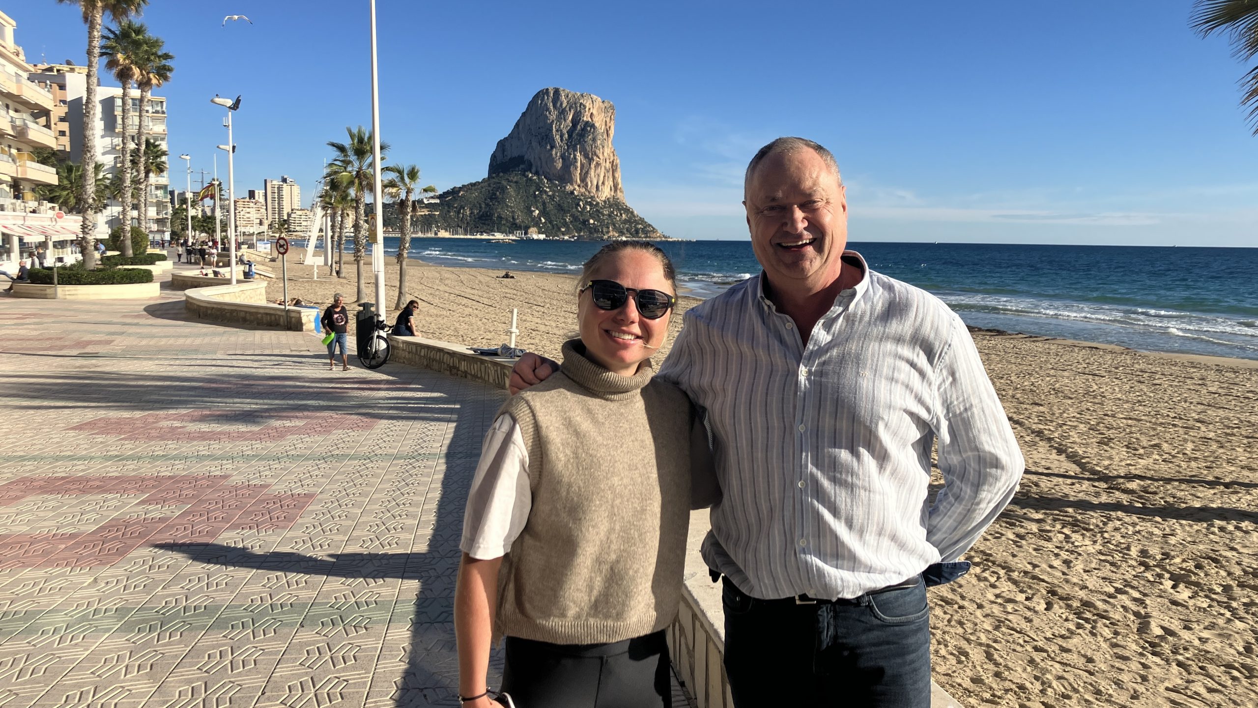 Entrevistamos en Calpe a Justine Ghekiere: Una Promesa del Ciclismo Femenino Profesional . Foto con Mario Schumacher de www.experienciascostablanca.com