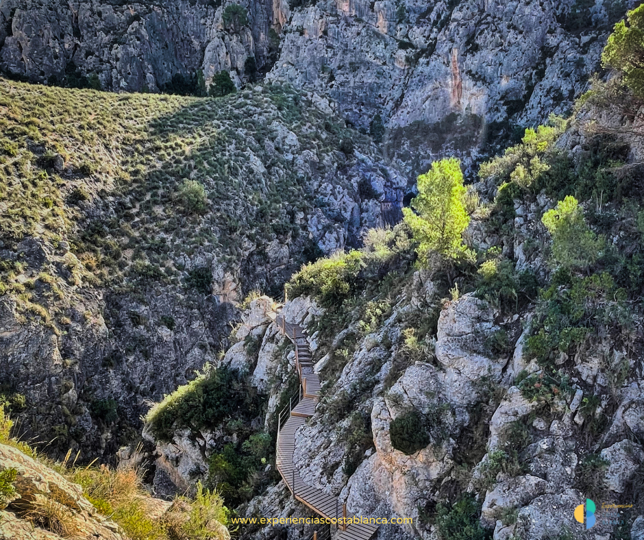 La Pasarela de Relleu: Un vertiginoso paseo entre acantilados en el corazón de la Costa Blanca - www.experienciascostablanca.com