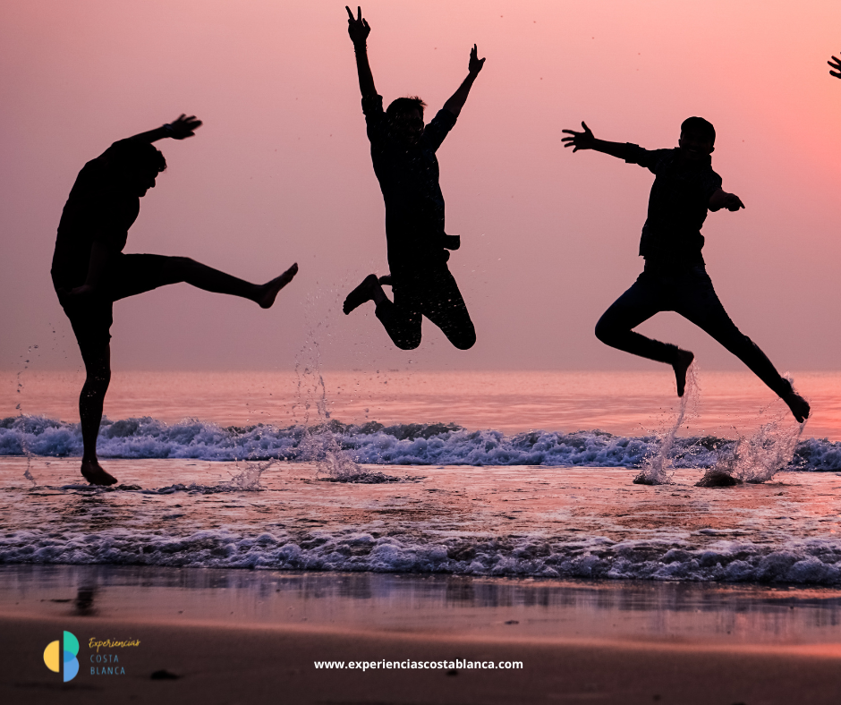 ¿Cómo se celebra la mágica fiesta de San Juan en 8 sitios de la Costa Blanca? INFO: www.experienciascostablanca.com