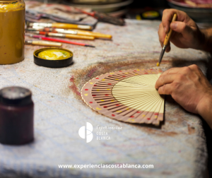 ¿Qué mejor recuerdo de la Costa Blanca-Alicante que un abanico pintado por ti mismo? 🪭✨ RESERVAS: www.experienciascostablanca.com