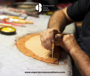¿Qué mejor recuerdo de la Costa Blanca-Alicante que un abanico pintado por ti mismo? 🪭✨ RESERVAS: www.experienciascostablanca.com