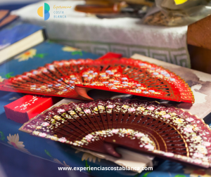 ¿Qué mejor recuerdo de la Costa Blanca-Alicante que un abanico pintado por ti mismo? 🪭✨ RESERVAS: www.experienciascostablanca.com